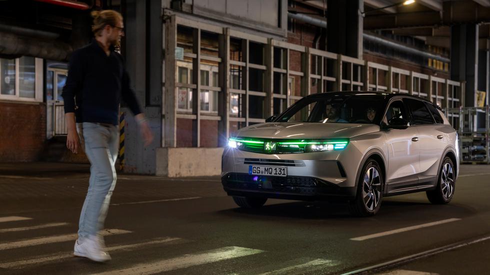 Γερμανικό SUV επικοινωνεί με τους πεζούς μέσω AI - Ποια μάρκα το έχει;